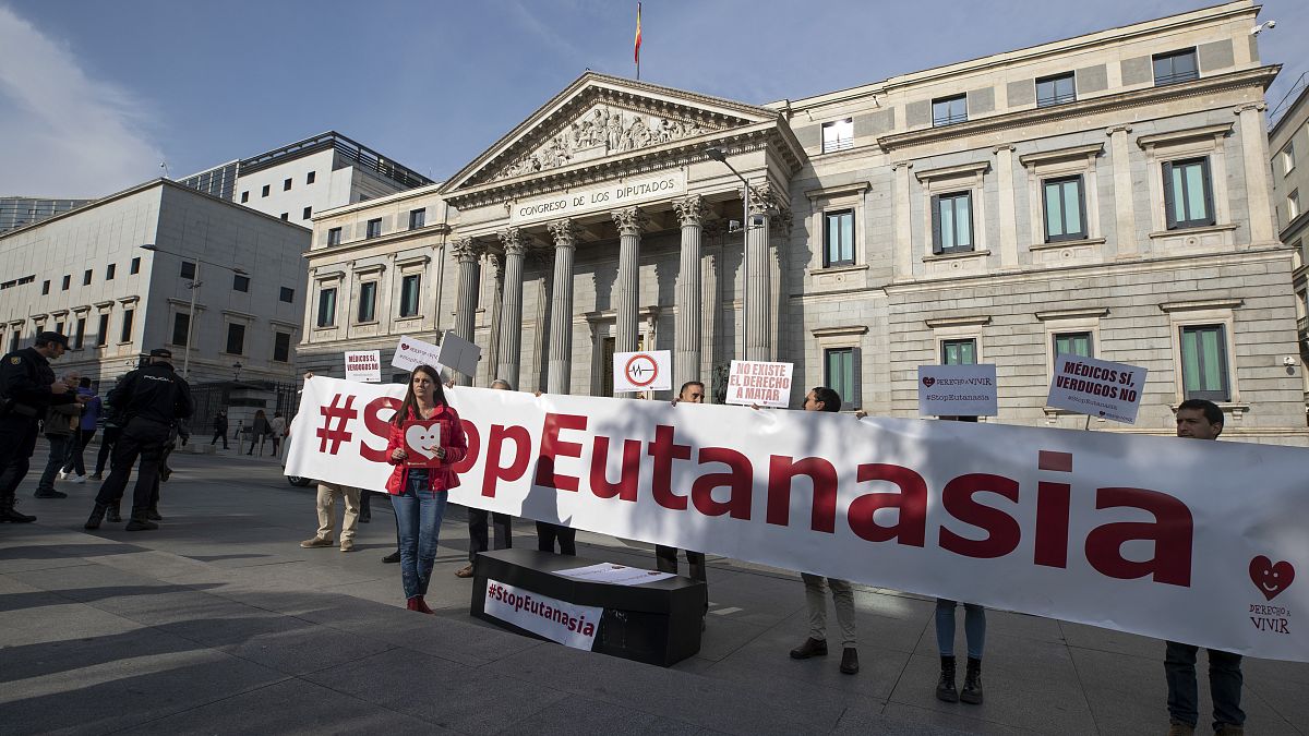 Manifestación en contra de la eutanasia ante el Congreso de los Diputados de España, febrero de 2020