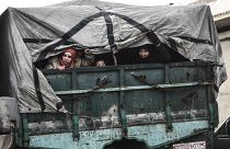 Civis em fuga de Idlib após bombardeamentos sobre a região