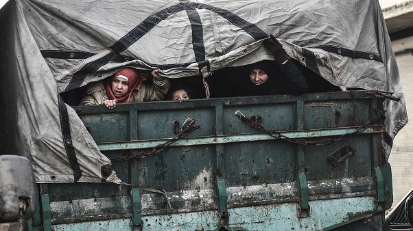 Civis em fuga de Idlib após bombardeamentos sobre a região Civis em fuga de Idlib após bombardeamentos sobre a região