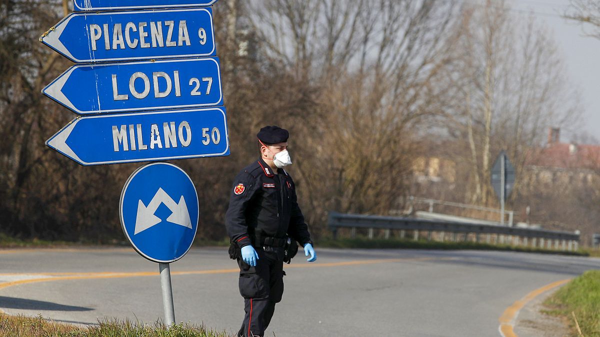 Un carabineri vérifie le trafic entrant et sortant de la ville en quarantaine de Codogno, à une cinquantaine de kilomètres au sud-est de Milan en Italie, le 24 février 2020