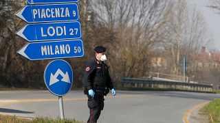 Un carabineri vérifie le trafic entrant et sortant de la ville en quarantaine de Codogno, à une cinquantaine de kilomètres au sud-est de Milan en Italie, le 24 février 2020