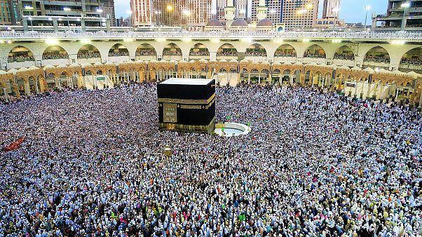 السعودية تعلّق مؤقتاً دخول المسلمين للعمرة وزيارة المسجد النبوي لمواجهة كورونا السعودية تعلّق مؤقتاً دخول المسلمين للعمرة وزيارة المسجد النبوي لمواجهة كورونا