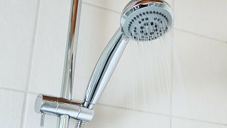 Четверть французов принимают душ реже раза в день