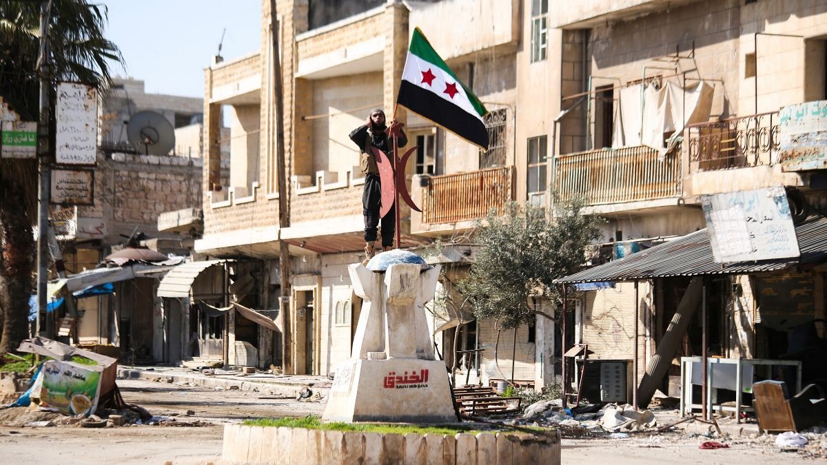 گزارش‌های غیررسمی از در اختیار گرفتن دوباره کنترل یک شهر استراتژیک سوریه توسط شورشیان