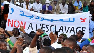 متظاهرون يحملون لافتة مكتوب عليها "لا للعبودية" خلال مسيرة ضد التمييز في العاصمة نواكشوط. 29/04/2015