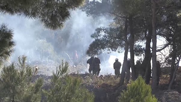 شاهد: مواجهات بين رجال الشرطة ومحتجين على بناء مخيمات جديدة للمهاجرين في اليونان شاهد: مواجهات بين رجال الشرطة ومحتجين على بناء مخيمات جديدة للمهاجرين في اليونان