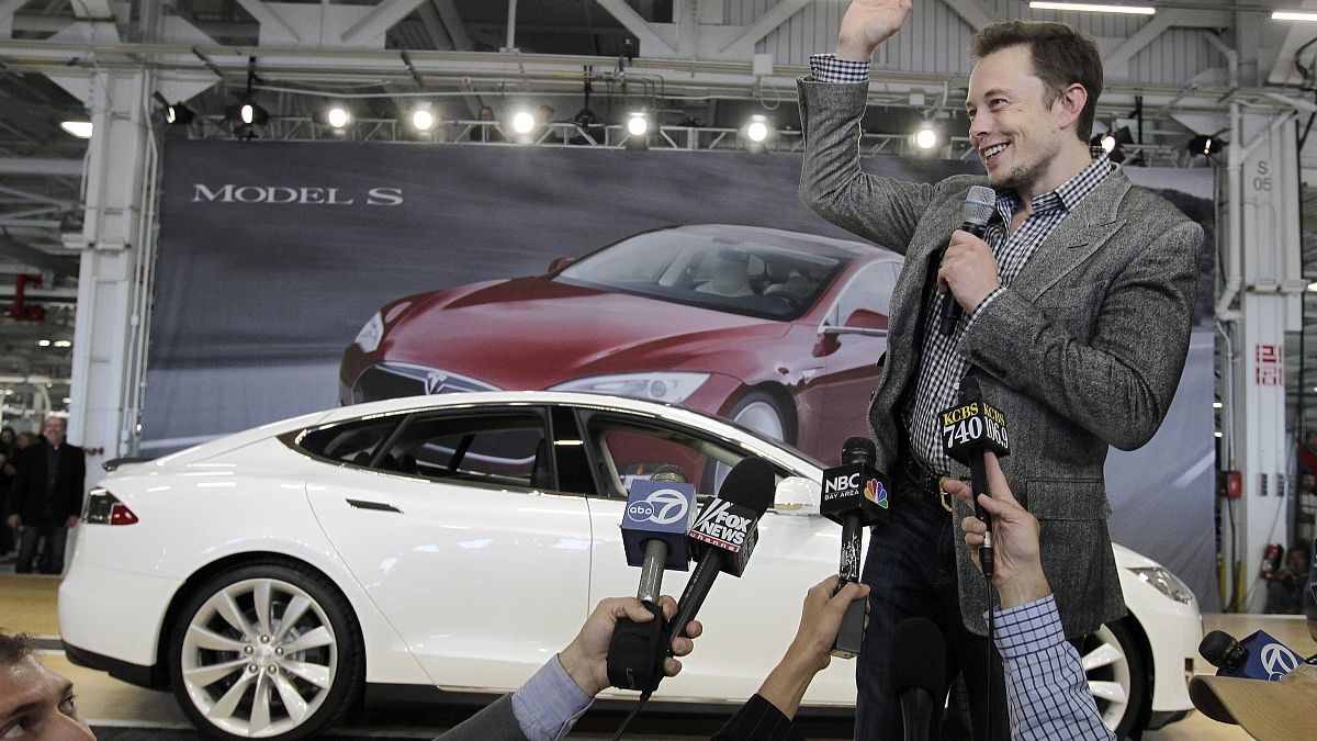 Tesla'nın CEO'su Elon Musk ABD'de Kaliforniya'daki 5 milyar dolara mal olan araç batarya fabrikasında.