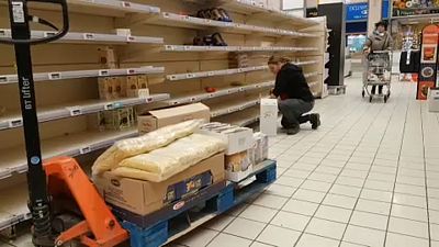 Felvásárolják a tartós élelmiszereket a hazai boltokban a koronavírus maitt
