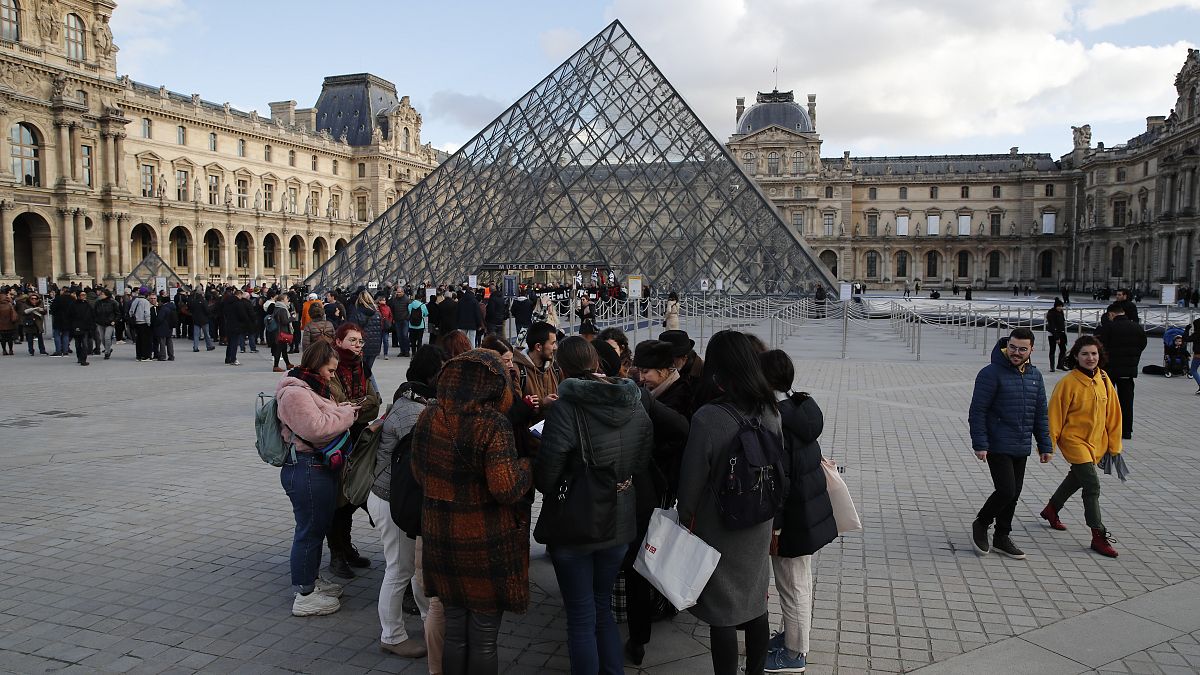 Fransa'nın başkenti Paris'te bulunan Louvre Müzesi