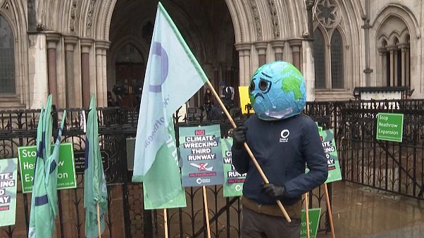Klímavédők a londoni Heathrow repülőtér bővítése ellen Klímavédők a londoni Heathrow repülőtér bővítése ellen