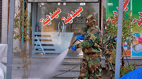 عامل دفاع مدني يستعمل رذاذا مطهرا كإجراء وقائي ضد فيروس كورونا في الأسواق التجارية ووسط المدينة في النجف بالعراق عامل دفاع مدني يستعمل رذاذا مطهرا كإجراء وقائي ضد فيروس كورونا في الأسواق التجارية ووسط المدينة في النجف بالعراق