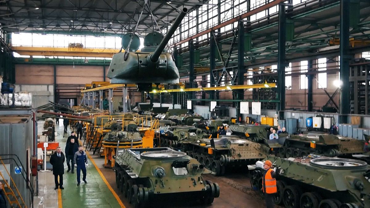 شاهد: روسيا تصلح دبابات تي-34 السوفياتية بعد استعادتها من لاوس