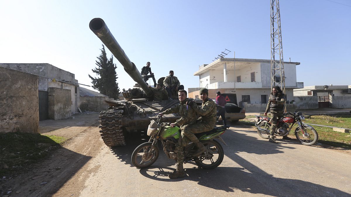 Des rebelles syriens soutenus par la Turquie entre dans la ville de Saraqeb dans la région d'Idleb, le 27 février 2020