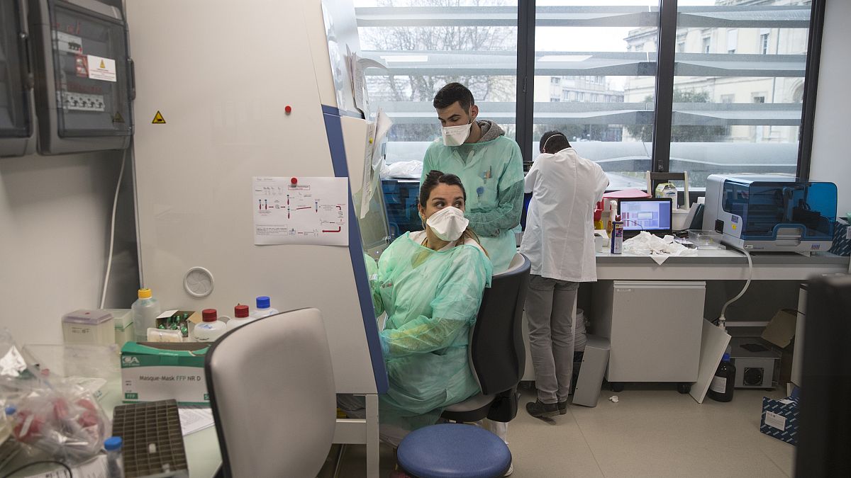 Des médecins du service d'infectiologie de l'hôpital de La Timone, à Marseille, le 27 février 2020