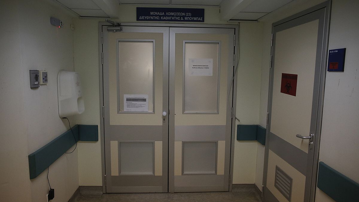 Η είσοδος της μονάδας Λοιμώξεων του Αττικού νοσοκομείου 