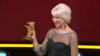 Helen Mirren est la reine de la Berlinale et reçoit un Ours d'honneur!