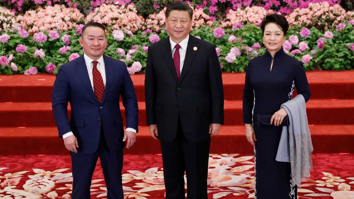Moğolistan Devlet Başkanı Battulga Khaltmaa (solda) Çin Devlet Başkanı Şi Cinping ve eşiyle birlikte.