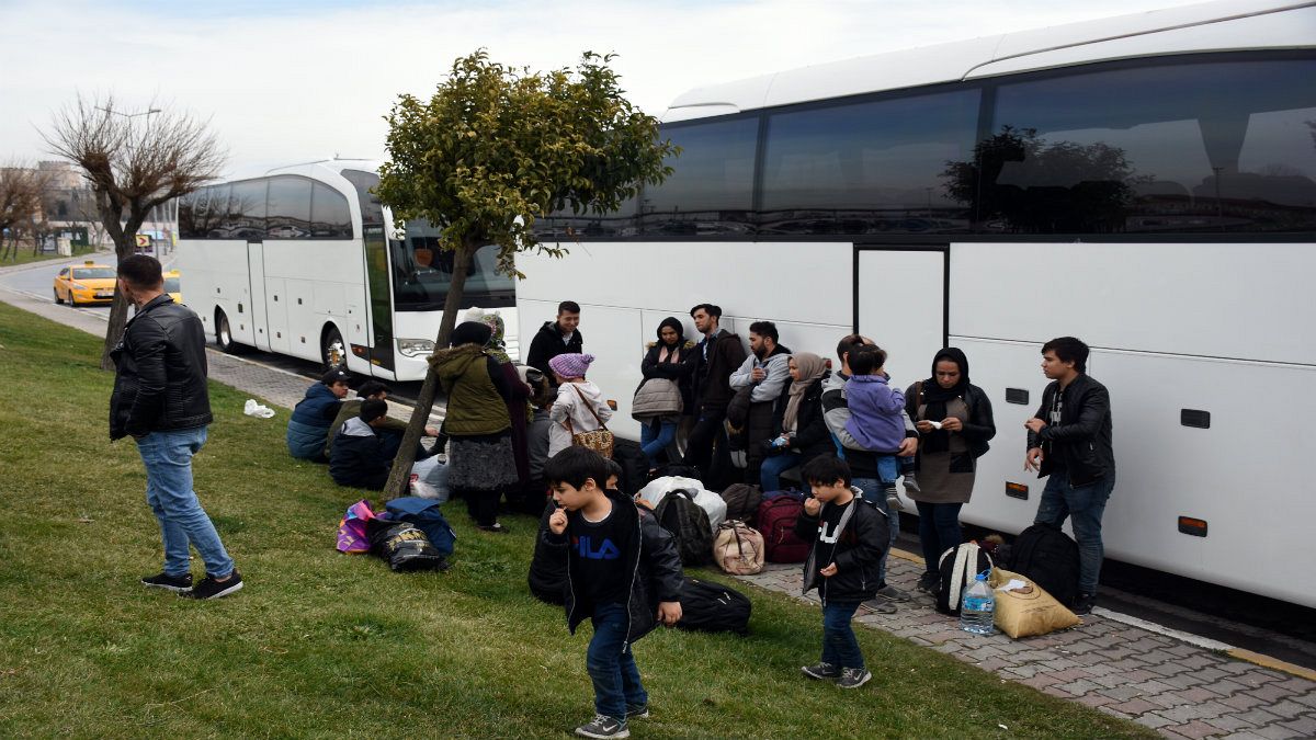 Otobüsler sınır kapılarına göçmen taşıyor