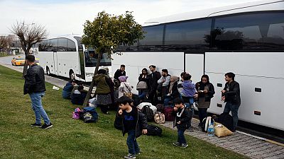 Otobüsler sınır kapılarına göçmen taşıyor