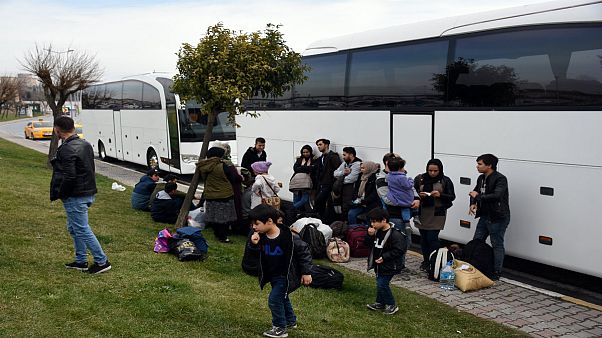 Otobüsler sınır kapılarına göçmen taşıyor Otobüsler sınır kapılarına göçmen taşıyor