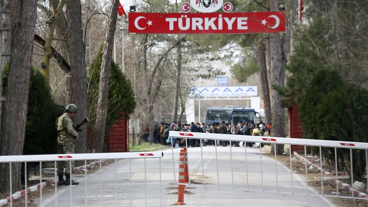 Καστανιές: Διεκόπη η λειτουργία του τελωνείου λόγω της συγκέντρωσης μεταναστών στην τουρκική πλευρά