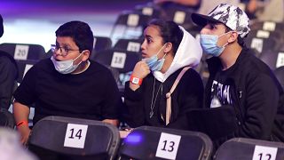 سعوديون يشاهدون مباريات المصارعة الحرة للمحترفين مرتدين اقنعة الوقاية من الفيروس