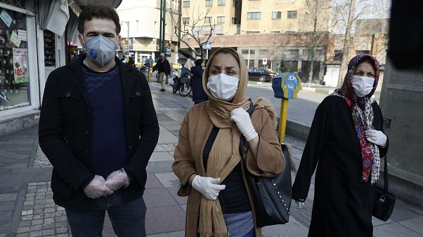 Koronavirüsten korunmak icin maske takan İranlılar Koronavirüsten korunmak icin maske takan İranlılar