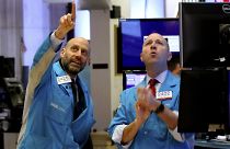 Коронавирус обрушивает мировые рынки