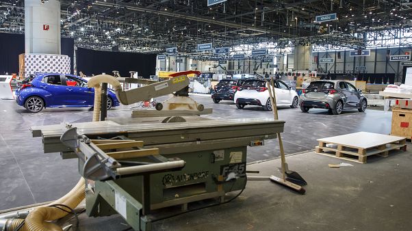 Tabalhadores suspendem preparativos da feira automóvel suíça Tabalhadores suspendem preparativos da feira automóvel suíça