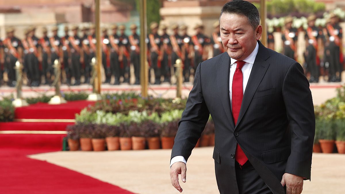 Монгольского президента поместили на карантин из-за коронавируса
