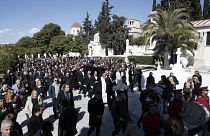 Συγγενείς και φίλοι συνοδεύουν τη σορό  του ηθοποιού Κώστα Βουτσά, μετά τη νεκρώσιμη ακολουθία στο Α’ Νεκροταφείο