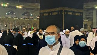 المعتمرون في مكة