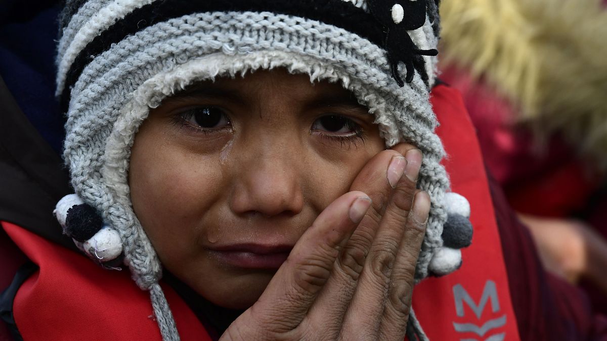 طفل يبكي لدى وصوله  مع أهله، إلى جزيرة ليسبوس اليونانية، بعد عبورهم بحر إيجة من تركيا 28/02/2020
