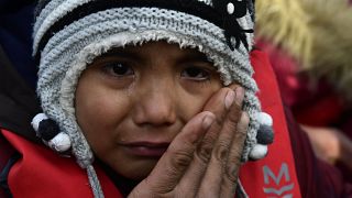طفل يبكي لدى وصوله  مع أهله، إلى جزيرة ليسبوس اليونانية، بعد عبورهم بحر إيجة من تركيا 28/02/2020