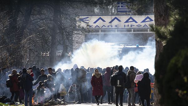 Yunan sınır polisi göçmenlere biber gazı ve ses bombasıyla müdahale etti Yunan sınır polisi göçmenlere biber gazı ve ses bombasıyla müdahale etti