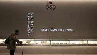 Una mujer mira las exhibiciones en el recién inaugurado Museo Olímpico de Tokio, situado cerca del Nuevo Estadio Nacional, el domingo 23 de febrero de 2020, en Tokio. (AP Phot
