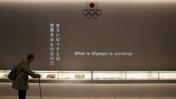 Una mujer mira las exhibiciones en el recién inaugurado Museo Olímpico de Tokio, situado cerca del Nuevo Estadio Nacional, el domingo 23 de febrero de 2020, en Tokio. (AP Phot Una mujer mira las exhibiciones en el recién inaugurado Museo Olímpico de Tokio, situado cerca del Nuevo Estadio Nacional, el domingo 23 de febrero de 2020, en Tokio. (AP Phot