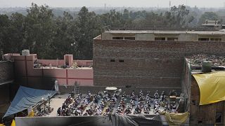 شاهد: عودة الصلاة في "مساجد النار" بعد أيام من الاشتباكات الدامية في الهند