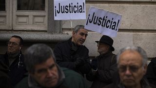 متظاهرون يحملون لافتات كتب عليها "العدالة" أمام محكمة إسبانية 09/01/2014