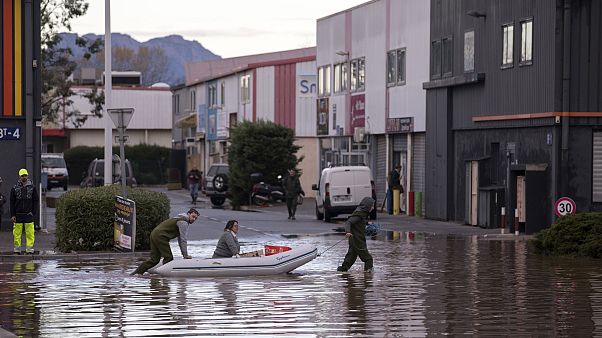 Des habitants traversent une rue inondée avec un canot pneumatique pour inspecter les dégâts dans la ville de Fréjus, en France, lundi 2 décembre 2019. Des habitants traversent une rue inondée avec un canot pneumatique pour inspecter les dégâts dans la ville de Fréjus, en France, lundi 2 décembre 2019.