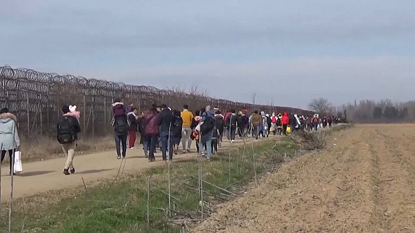 Türkei: Flüchtlinge fordern Grenzöffnung Türkei: Flüchtlinge fordern Grenzöffnung
