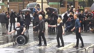 Prinz Harry und Jon Bon Jovi auf dem Zebrastreifen vor den Abbey Road Studios