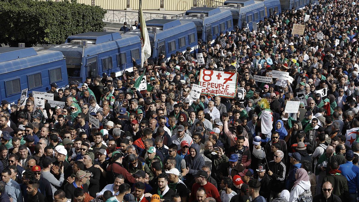 آلاف الجزائريين خرجوا إلى الشوارع للاحتفال بالذكرى السنوية الأولى للاحتجاجات الشعبية 21/02/2020
