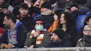 أحد مشجعي فريق روما يرتدي قناعًا صحيًا وهو يشاهد مباراة كرة القدم في الملعب الأولمبي بروما  24/02/2020