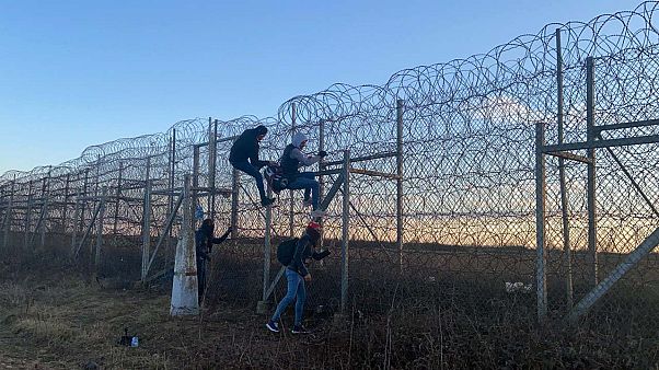 Avrupa’ya geçmek için Edirne'ye gelen bazı düzensiz göçmenler Yunanistan sınırındaki tel örgülerden atlamaya çalıştı. Avrupa’ya geçmek için Edirne'ye gelen bazı düzensiz göçmenler Yunanistan sınırındaki tel örgülerden atlamaya çalıştı.