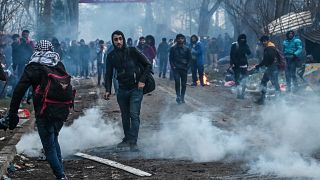 شاهد: اشتباكات بين مهاجرين والشرطة اليونانية عند الحدود مع تركيا