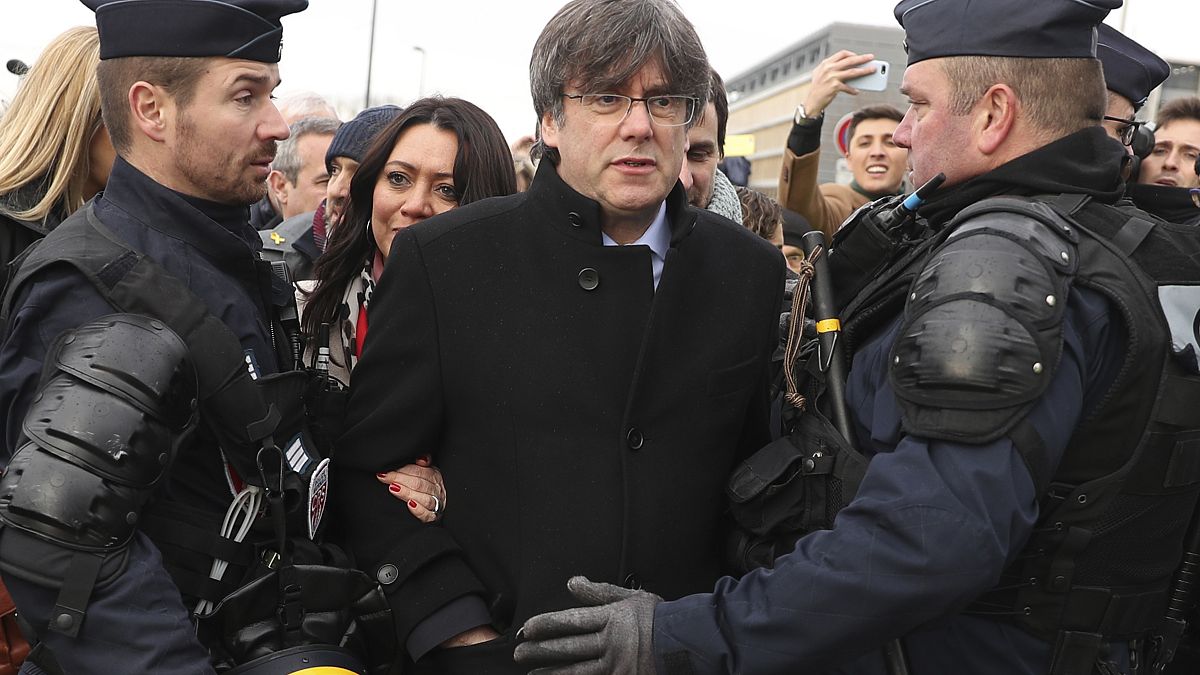 Foto de archivo: la policía rodea al expresidente de la Generalitat Carles Puigdemont a su llegada al Parlamento Europeo en Estrasburgo el 13 de enero de 2020.