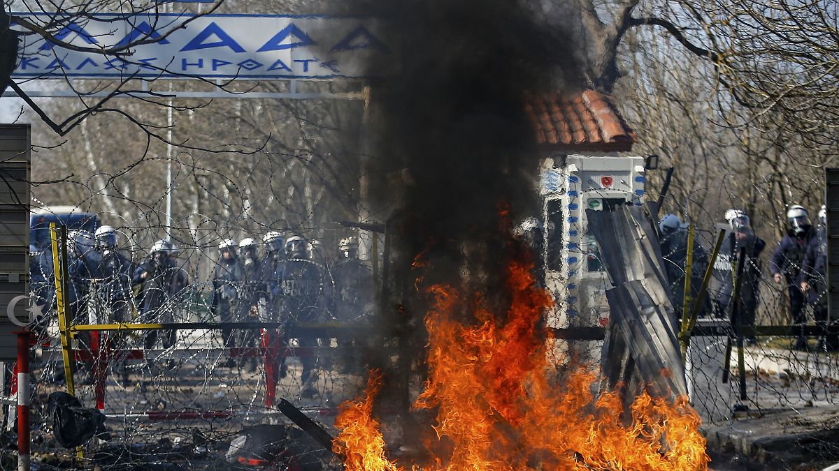 پلیس مرزی یونان با گاز اشک‌آور از پناهجویان استقبال کرد