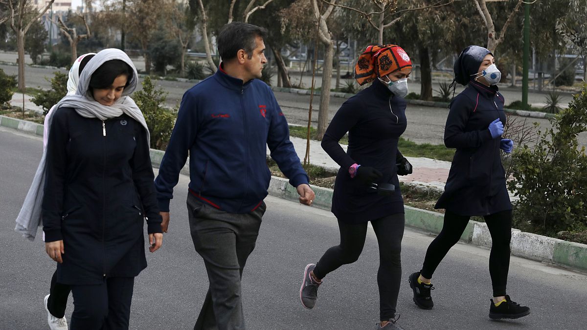 İran'ın başkenti Tahran'daki Pardisan Parkı. Koronavirüse rağmen halk, maskeleriyle spor yapmaya devam ediyor