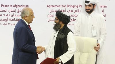 EUA e Talibãs assinam acordo histórico